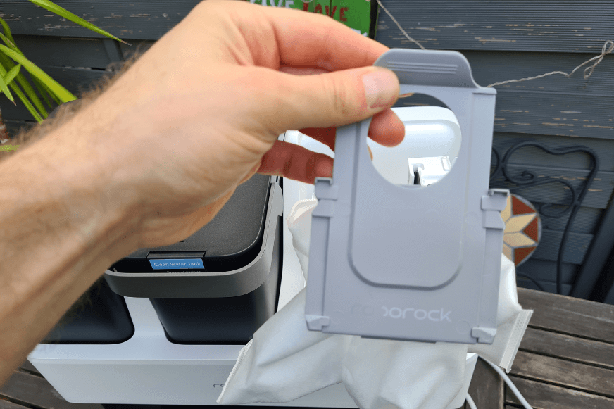 The disposable dust bag automatically seals as soon as it is removed from the Roborock S7 Pro Ultra Station.